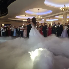 Ciężki dym na pierwszy taniec w chmurach