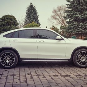 Biały Mercedes GLC Coupe